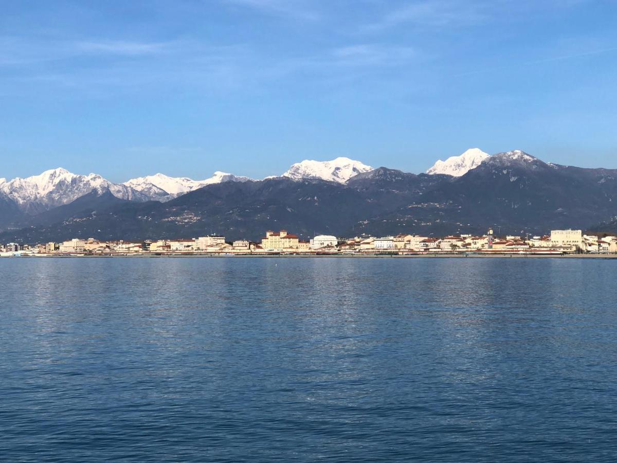 شقة Riva Dei Fiori فياريجيو المظهر الخارجي الصورة